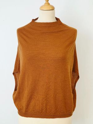 un pull marron sur un mannequin, un mannequin, un mannequin, un mannequin, un mannequin, un mannequin, un mannequin, un mannequin, un mannequin