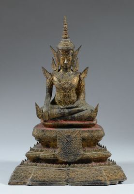 l'image d'une statue représentant une personne assise en position de lotus