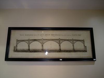 une photo d'une photo d'un pont accrochée au mur