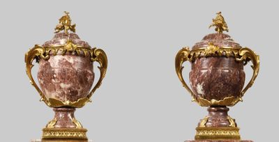 deux vases placés l'un à côté de l'autre