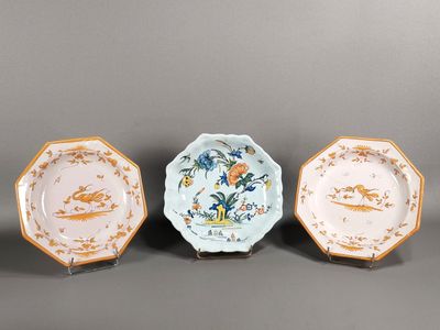 trois petites assiettes ornées d'oiseaux et de fleurs, posées sur une table