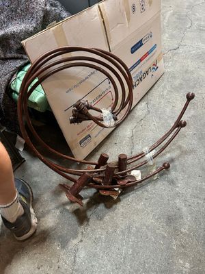 une boîte avec tout un tas de fils par terre, à côté d'une personne