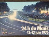 une affiche représentant un circuit automobile sur lequel des voitures roulent à toute vitesse