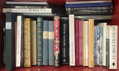 de nombreux livres qui se trouvent tous ensemble sur une étagère rouge