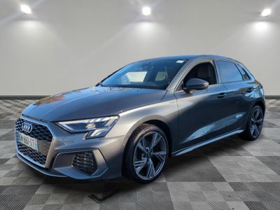la nouvelle Audi e-trc dans un showroom au sol en damier