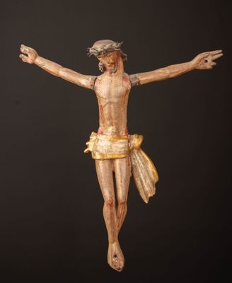 un gros plan d'une statue en bois représentant Jésus sur la croix