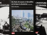 trois livres posés sur une table