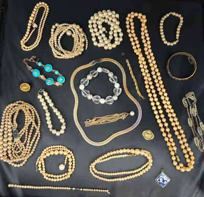 plusieurs types de colliers et de bracelets différents disposés sur une table
