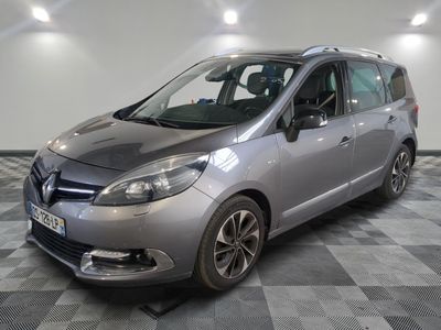 la photo d'une voiture argentée garée dans un garage