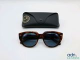 une paire de lunettes de soleil et un étui posés sur une table