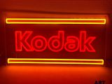 une enseigne au néon rouge portant l'inscription « Kodak »