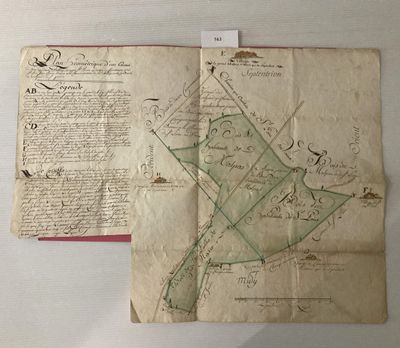 une vieille carte d'une ville, posée sur un morceau de papier, sur une table