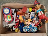 une boîte en carton remplie de jouets et d'une horloge