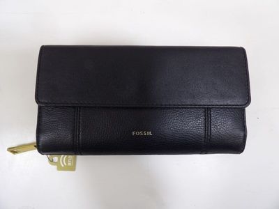 un sac à main noir muni d'un fermoir doré