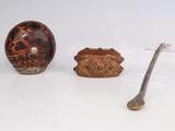 trois petits objets posés sur une surface blanche