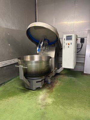 une photo d'une cuisine avec un grand saladier posé par terre