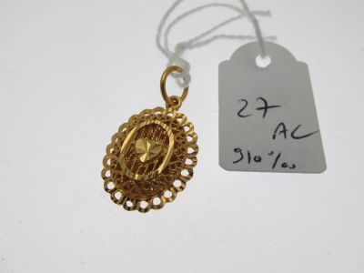 gros plan sur un collier en or portant une étiquette