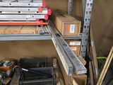 de nombreuses boîtes et de nombreux outils sur les étagères du garage