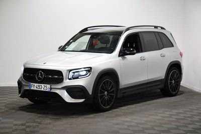 un SUV Mercedes GLE blanc garé dans une pièce blanche