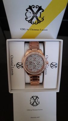 montre pour femme neuve, avec boîtier plaqué or rose et lunette sertie de diamants
