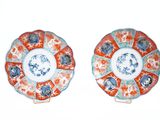 deux assiettes ornées de motifs différents, posées sur un fond blanc