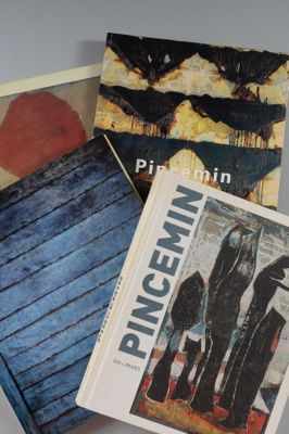 plusieurs livres sont empilés sur une table