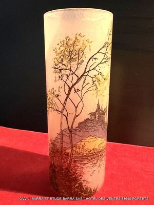 un vase en verre orné d'une image représentant un arbre