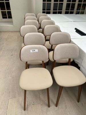 Plusieurs chaises sont alignées en rangée, avec une table en arrière-plan.
