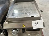une machine posée sur une palette dans un entrepôt