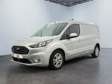 La camionnette blanche est garée dans la pièce vide de l'immeuble.