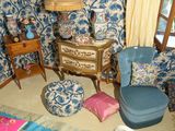 une pièce avec une lampe, une chaise, une table et une lampe
