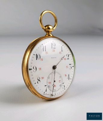 gros plan d'une montre de poche sur une surface blanche