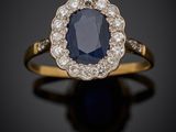 une bague ancienne ornée d'un groupe de saphirs et de diamants