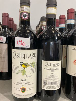 plusieurs bouteilles de vin sont alignées sur une table