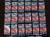 de nombreux paquets de cartes à collectionner Pokémon posés sur une table noire
