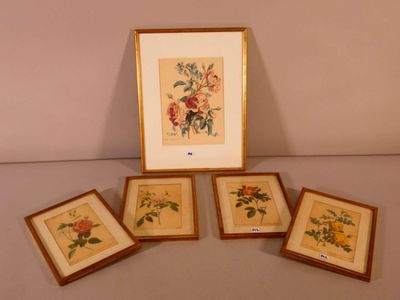 quatre photos encadrées représentant des fleurs, posées sur une table à côté d'une photo encadrée