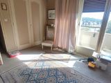 une photo d'un salon avec un grand tapis au sol