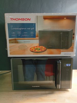 une boîte avec l'image d'une pizza à l'intérieur