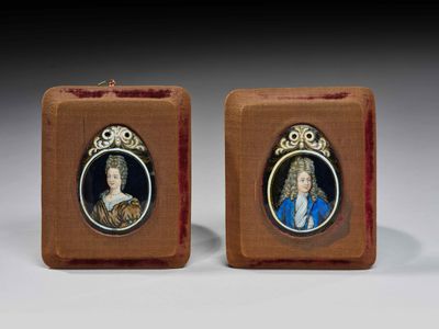une paire de portraits miniatures représentant un homme et une femme, présentés dans des écrins en velours rouge