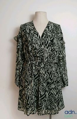 une photo d'une robe en noir et blanc posée sur un mannequin