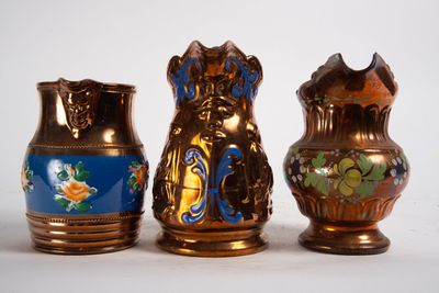 trois vases posés l'un à côté de l'autre sur une table