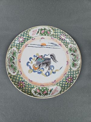 CHINE Assiette en porcelaine à décor d'émaux de la famille v…