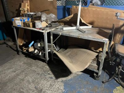 un établi sur lequel est posé un ordinateur, dans un garage