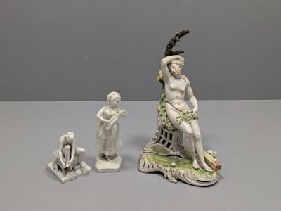 trois figurines assises sur une table