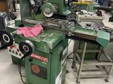 une photo d'un atelier d'usinage avec de nombreuses machines