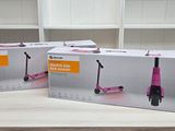 deux trottinettes roses posées sur une table