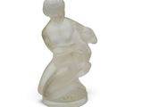 sculpture représentant un homme tenant un poisson sur fond blanc