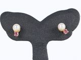 gros plan d'une paire de boucles d'oreilles sur un support noir