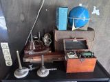 une table sur laquelle sont posés plusieurs objets