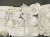de nombreux vêtements posés sur une table